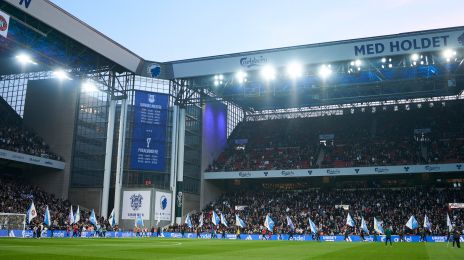 Blue And White Banner Day i Parken