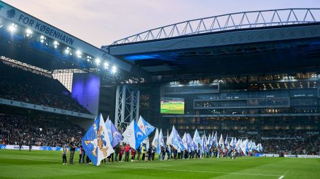 Blue And White Banner Day i Parken