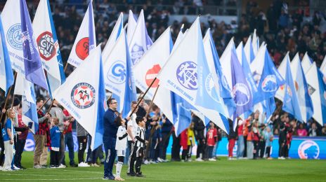 Blue And White Banner Day i Parken