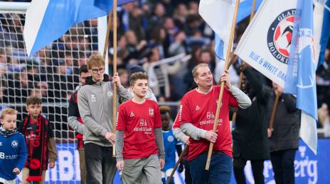 Blue And White Banner Day i Parken