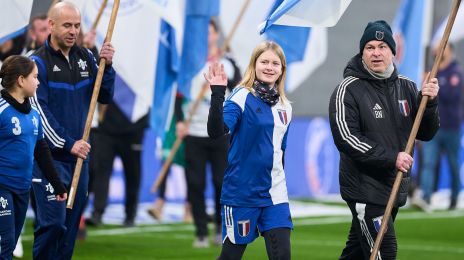 Blue And White Banner Day i Parken