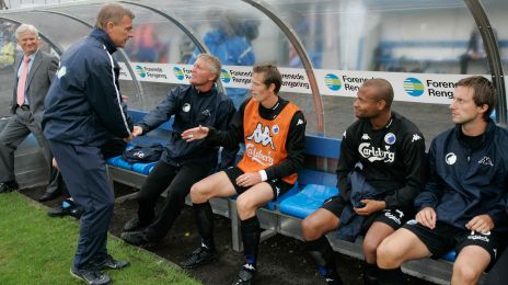 Lars Olsen hilser på Per Wind, Peter Møller, Christian Traoré og Carsten Fredgaard