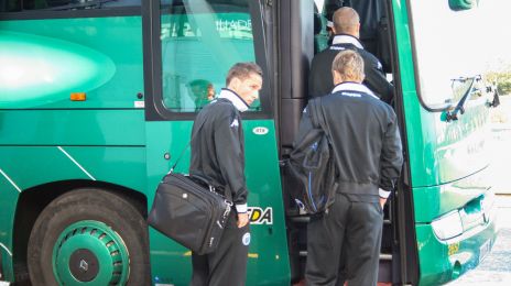 Morten Nordstrand på vej ind i spillerbussen