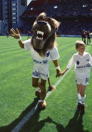 Løven Leo og en maskot