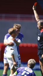 Martin Johansen får rødt kort af dommer Svend Erik Christensena