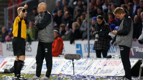 Ståle Solbakken og dommer Thomas Vejlgaard