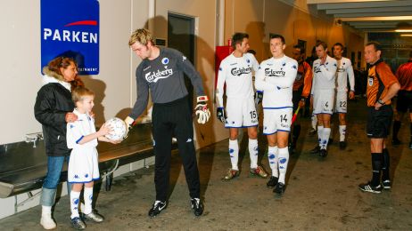 Spillerne står klar i spillertunnellen
