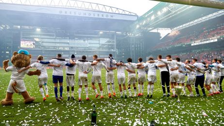 Spillerne fejrer pokalsejren