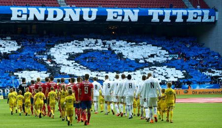 Spillerne går på banen i Parken