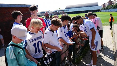 Mohamed Elyounoussi skriver autografer på Nummer 10