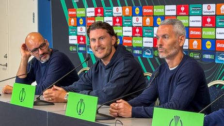 Jonas WInd på podiet i Parken mellem pressechef Alexandre Carvalho og cheftræner Carlos Vicens