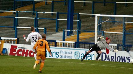 Peter Møller scorer ude mod Carmarthen Town