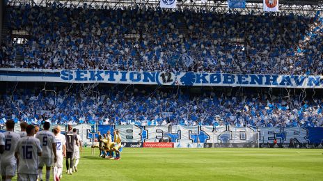 Spillerne går på banen