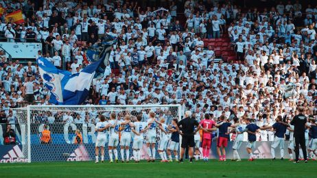 Spillerne takker fansene efter kampen