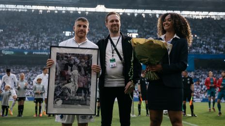 Fanklubformand Lars Thor overrækker Pep Biel prisen som Årets Spiller
