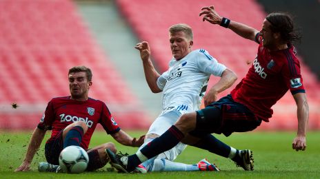 Andreas Cornelius i duel med James Morrison og Jonas Olsson