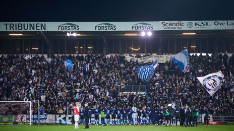 Spillerne takker fansene efter kampen