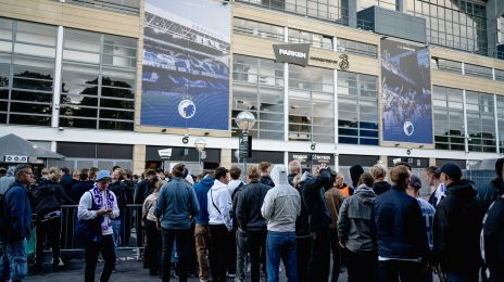 Fans udenfor Parkens C-tribune
