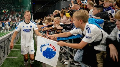 Viktor Claessen hilser på fansene på Familietribunen efter kampen