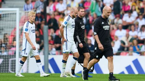 Nicolai Boilesen følges ud af banen med Lasse Lindbjerg