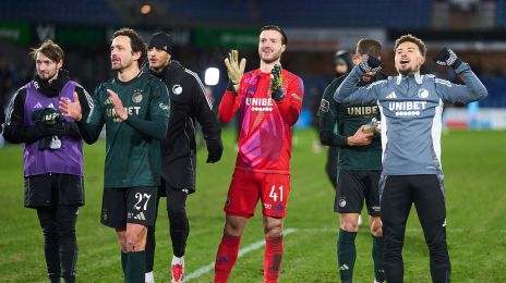 Spillerne jubler med fansene efter kampen
