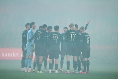 Spillerne samles før kickoff