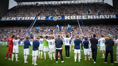 Spillerne jubler med fansene efter kampen