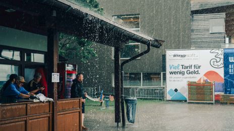 Regnvejr på Koasastadion i St. Johann