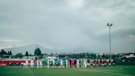 F.C. Københavns og Sparta Prags spillere hilser på hinanden før kickoff