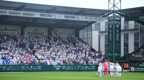 Spillerne samles før kickoff