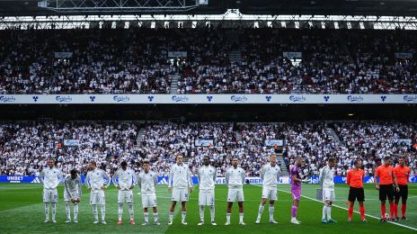 Spillerne præsenteres før kickoff