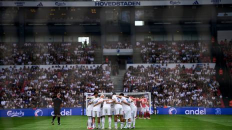 Spillerne samles før kickoff