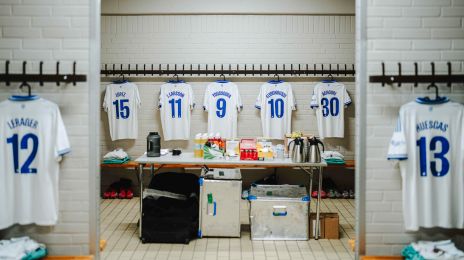 F.C. København-trøjer i omklædningsrummet