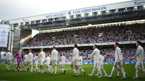 Spillerne går på banen i Parken