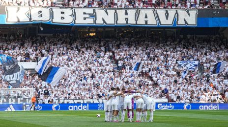 Spillerne samles før kickoff