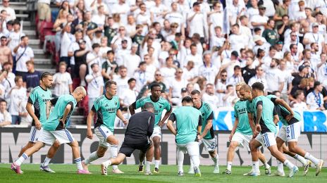 Spillerne varmer op i Parken