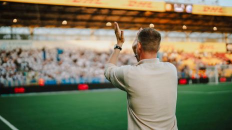 Jacob Neestrup takker fansene efter kampen