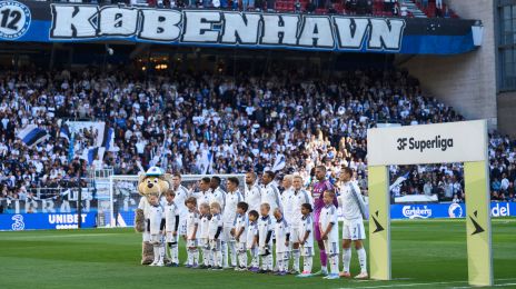 Holdet præsenteres før kickoff