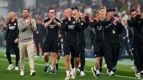 Jacob Neestrup og staben takker fansene efter kampen