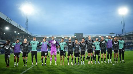 Spillerne jubler med fansene efter kampen
