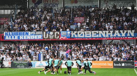 Spillerne varme op foran udeafsnittet
