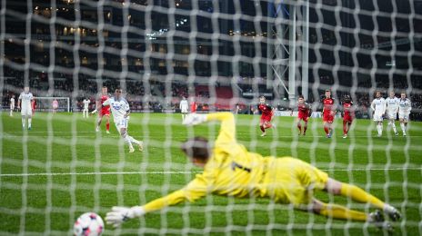 Youssoufa Moukoko scorer på straffespark