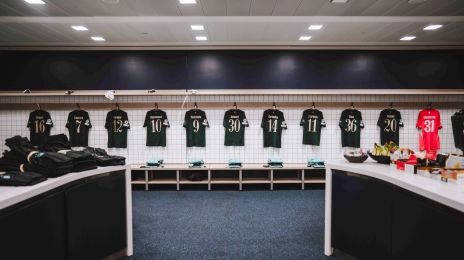 F.C. København-trøjer i omklædningsrummet