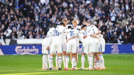 Spillerne samles før kickoff