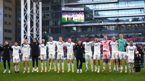 Spillerne jubler med fansene efter kampen