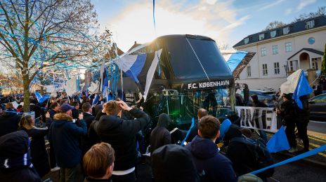 FCK-fansene modtager spillerbussen ved ankomsten til Parken