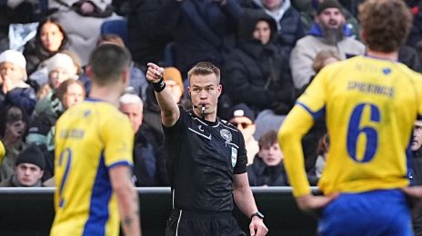 Dommer Jacob Karlsen dømmer straffespark
