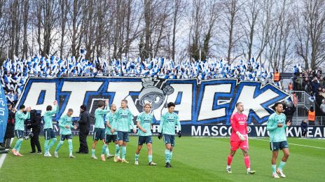 Spillerne går på banen i Aarhus foran FCK-fansene