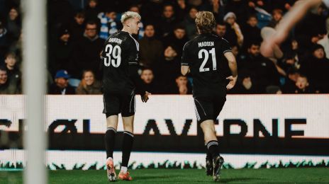 Viktor Dadason jubler med Mads Emil Madsen