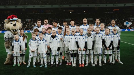 Holdfoto med indmarchbørn fra Klub Leo